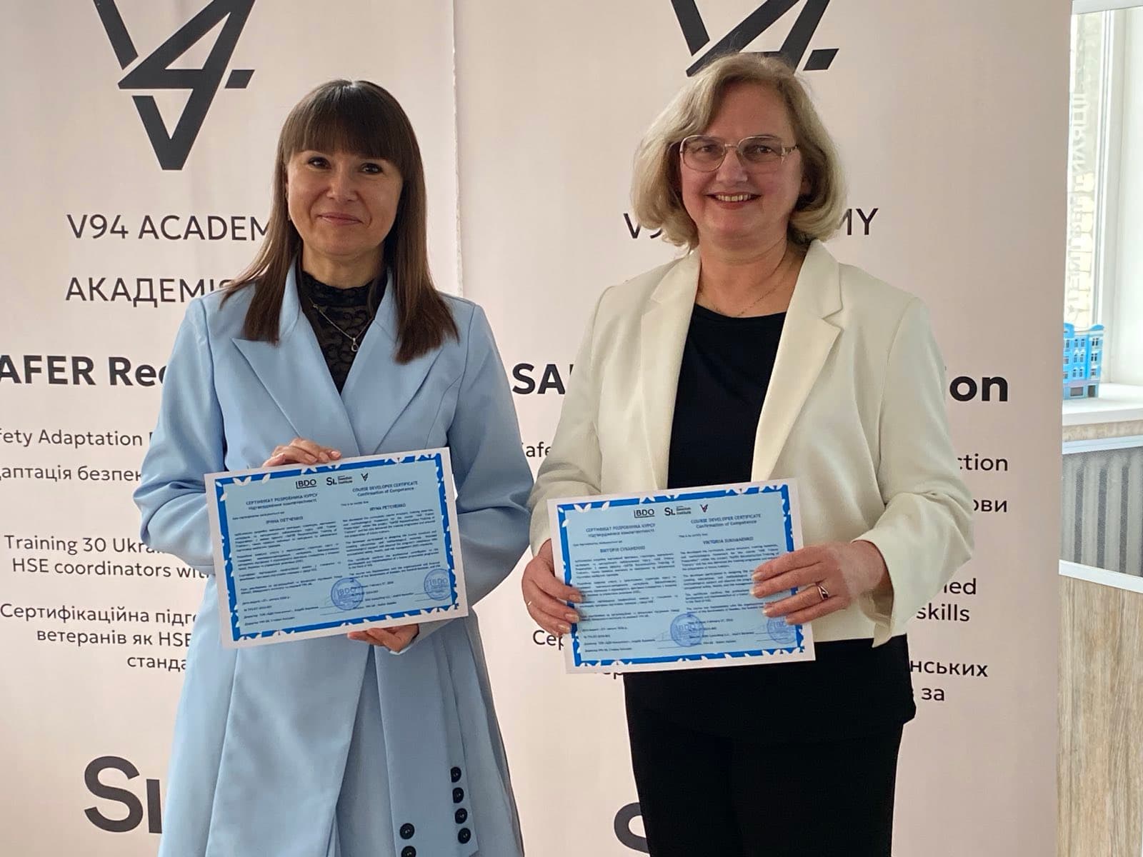 Teilnehmerinnen des SAFER Reconstruction-Projekts erhielten ihre HSE-Trainerzertifikate in der Ukraine Zwei Teilnehmerinnen des SAFER Reconstruction-Projekts halten ihre Zertifikate nach Abschluss der Ausbildung zur Trainerin für Arbeitsschutz und Sicherheit (HSE) in der Ukraine in den Händen