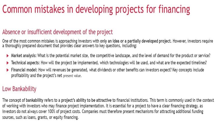 Folie der Präsentation mit der Überschrift „Die häufigsten Fehler bei der Ausarbeitung von Finanzierungsprojekten“, die das Fehlen oder die unzureichende Bearbeitung des Projekts sowie die geringe Attraktivität für Banken beschreibt, mit einer Auflistung der marktbezogenen, technischen und finanziellen Aspekte