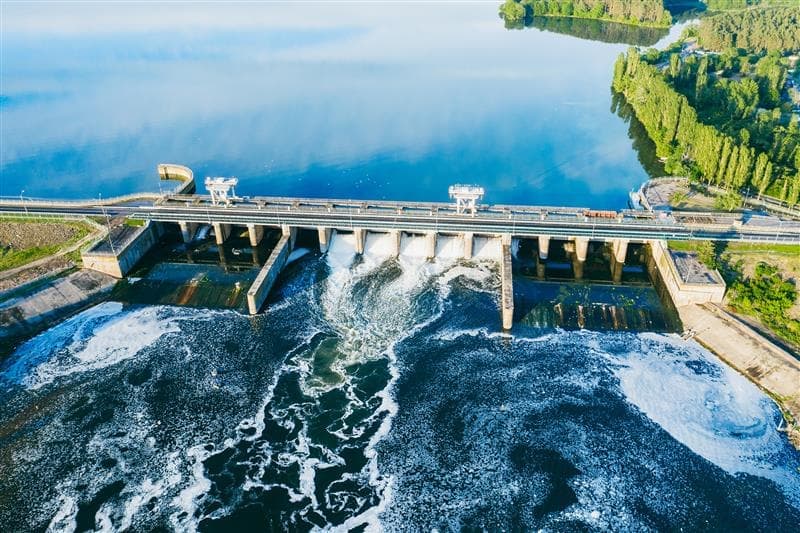 Hydroelectric power plant surrounded by a natural landscape, symbolizing the development of ESG roadmaps, environmental policies, and sustainable resource management