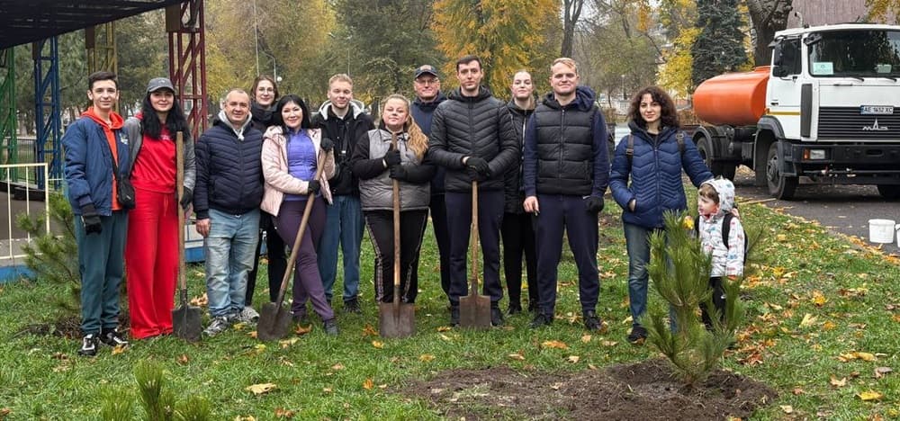 У Дніпрі співробітники компанії висадили 15 сосен і 15 горобин