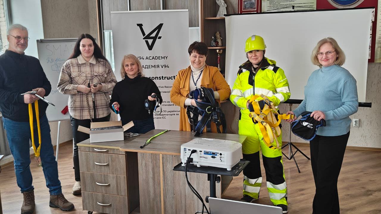 Arbeitsschutzschulung (HSE) für Veteranen im Rahmen des Projekts SAFER Reconstruction Das Team der Teilnehmer der SAFER Reconstruction-Schulung in der Ukraine demonstriert während der Ausbildung der HSE-Fachkräfte persönliche Schutzausrüstung und Arbeitsschutzausrüstung
