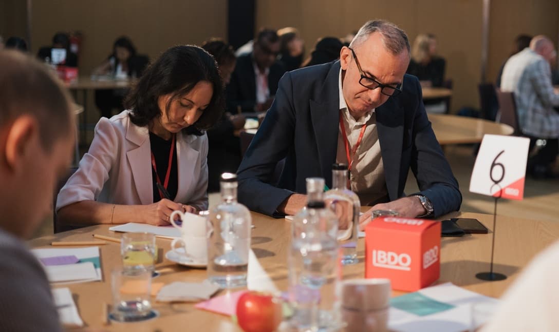 Global People Summit 2026: Participants Are Working on HR Strategies and Leadership Development Participants at the Global People Summit 2026 are working in groups during a business session, discussing HR strategies, leadership development, talent management, and international business cooperation